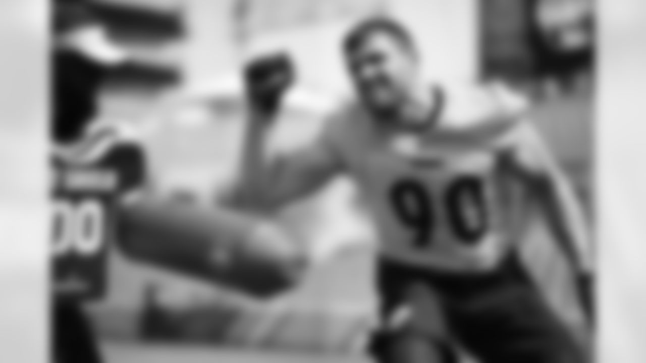 Pittsburgh Steelers Coaching Assistant Denzel Martin and Pittsburgh Steelers linebacker T.J. Watt (90) train at Heinz Field during the 2021 Steelers Camp, Monday, Aug. 9, 2021 in Pittsburgh, PA. (Karl Roser / Pittsburgh Steelers)