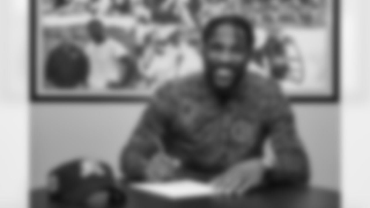 Patrick Peterson signs a contract with the Pittsburgh Steelers at the UPMC Rooney Sports Complex Thursday, March 16, 2023 in Pittsburgh, PA. (Abigail Dean / Pittsburgh Steelers)