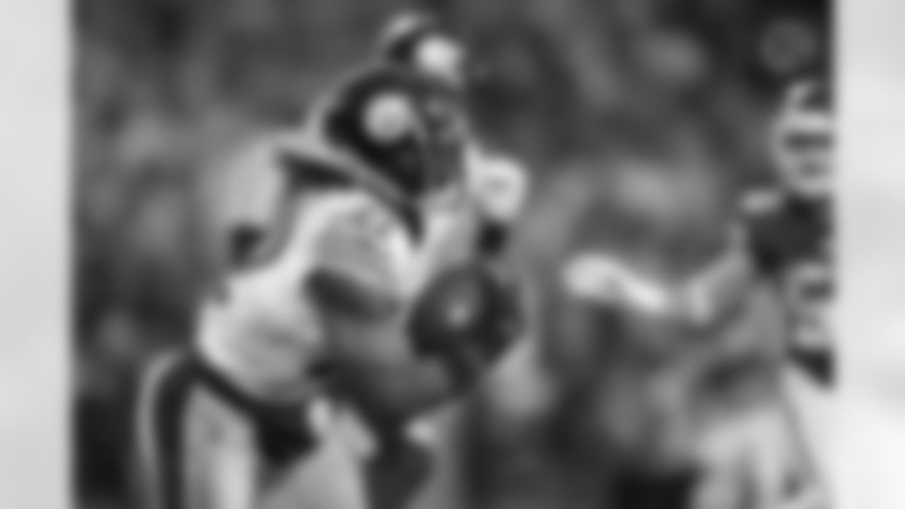 Pittsburgh Steelers running back Najee Harris (22) during a regular season game between the Pittsburgh Steelers and the Kansas City Chiefs, Sunday, Dec. 26, 2021 in Kansas City, MO. The Chiefs beat the Steelers 36-10. (Karl Roser / Pittsburgh Steelers)