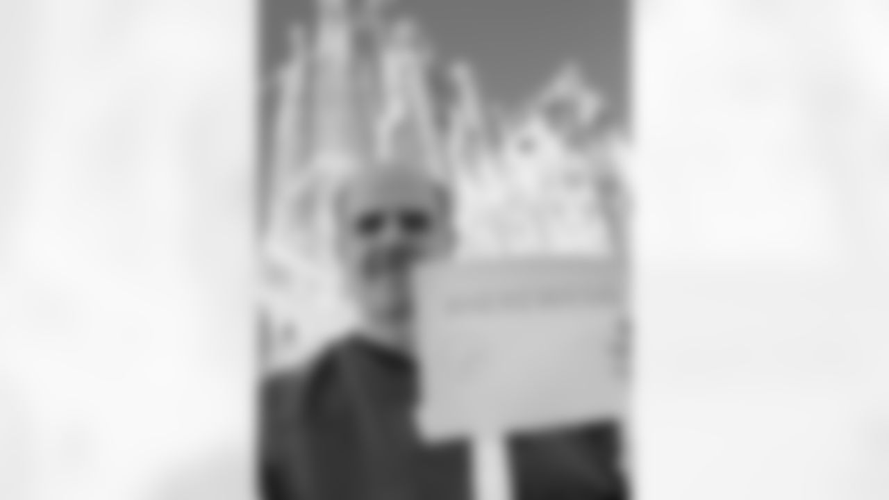 SNUTraditions_HereWeGoSigns_Jan142022932AM_Maties_Alberto_97494590_159C77C4B8464978843F2AB0CEB9808D.jpeg_97494590_159C77C4B8464978843F2AB0CEB9808D