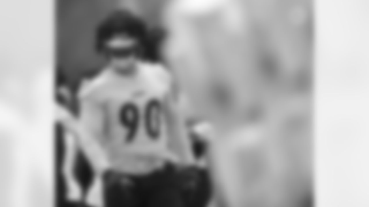 Pittsburgh Steelers linebacker T.J. Watt (90) practices at the UPMC Rooney Sports Complex during the 2022 minicamp, Thursday June 9, 2022. (Karl Roser / Pittsburgh Steelers)