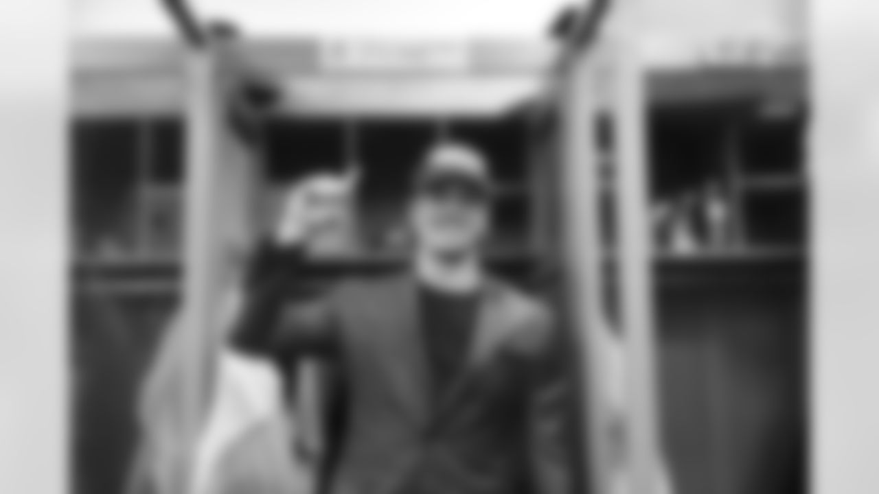 The Steelers first round pick quarterback Kenny Pickett arrives in Pittsburgh after the NFL Draft, Friday, April 29, 2022 in Pittsburgh, PA. (Caitlyn Epes / Pittsburgh Steelers)