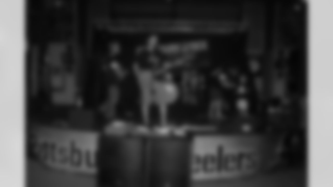 08_DraftDay_HeinzField_dh_91