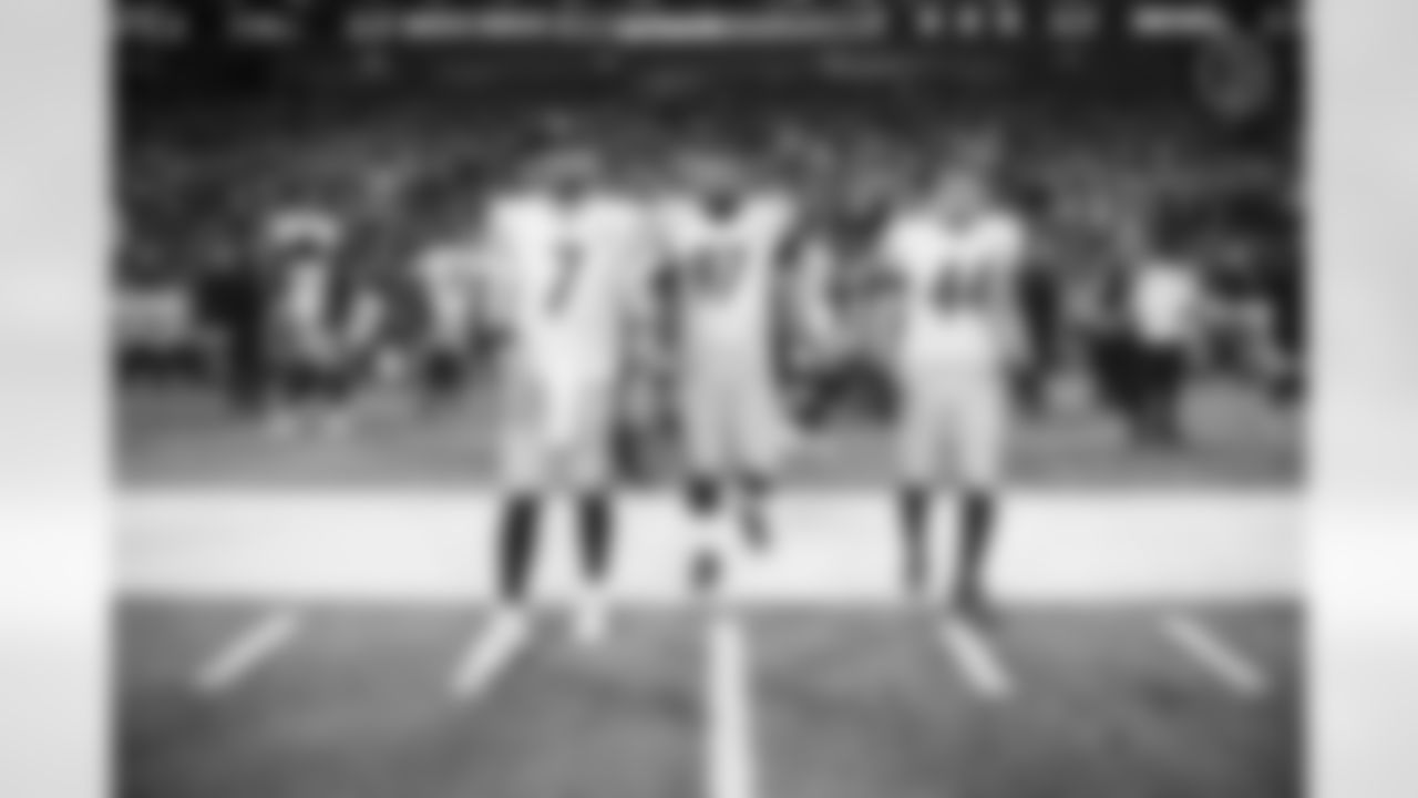 Pittsburgh Steelers quarterback Ben Roethlisberger (7), Pittsburgh Steelers defensive tackle Cameron Heyward (97) and Pittsburgh Steelers fullback Derek Watt (44) during a regular season game between the Pittsburgh Steelers and the Minnesota Vikings, Thursday, Dec. 9, 2021 in Minneapolis, MN. The Vikings beat the Steelers 36-28. (Caitlyn Epes / Pittsburgh Steelers)