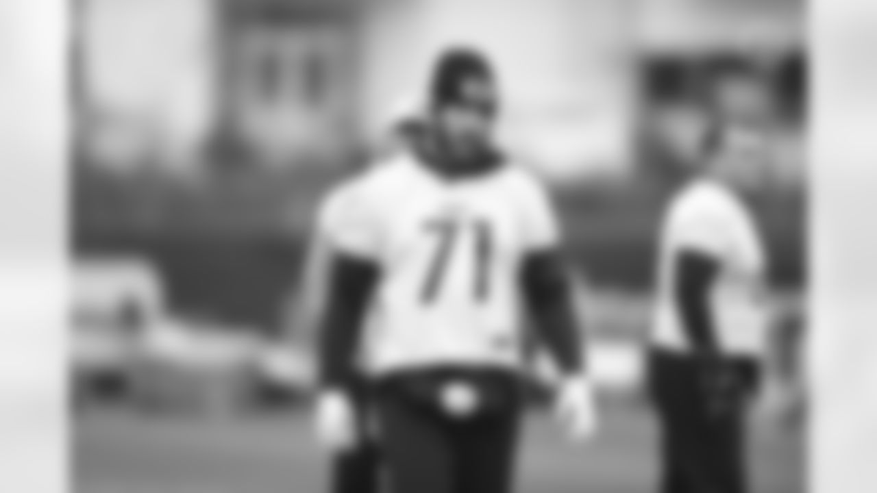 Pittsburgh Steelers offensive tackle Joe Haeg (71) during practice at the UPMC Rooney Sports Complex preparing for a Week 11 matchup against the Los Angeles Chargers, Friday, Nov. 19, 2021 in Pittsburgh, PA. (Karl Roser / Pittsburgh Steelers)