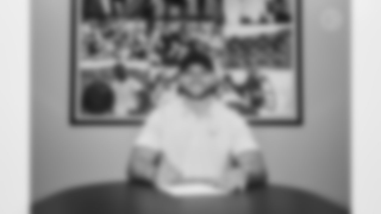 Cole Holcomb signs a contract with the Pittsburgh Steelers at the UPMC Rooney Sports Complex Thursday, March 16, 2023 in Pittsburgh, PA. (Abigail Dean / Pittsburgh Steelers)