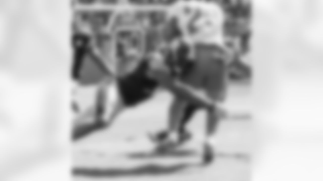 LB Vince Williams has 36 total tackles (30 solo and 6 assists) and has recorded 2 sacks.