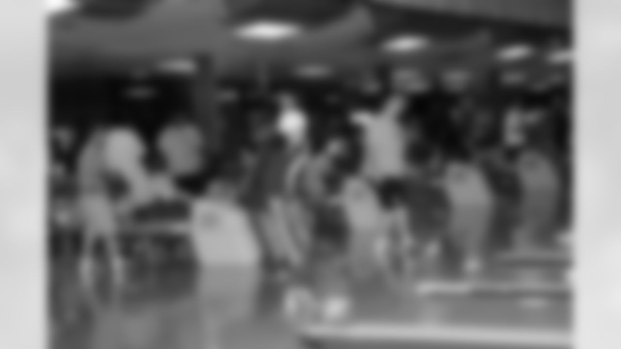 2010_steelers_team_bowling_001