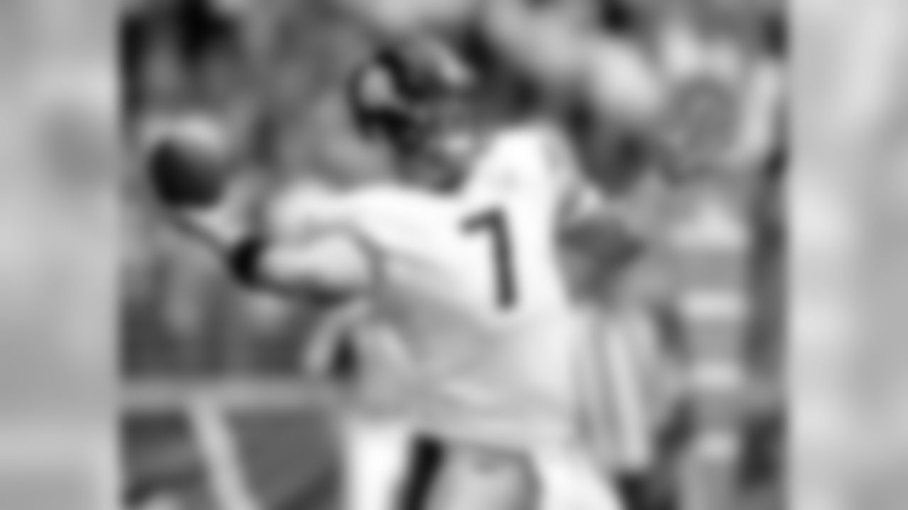 Pittsburgh Steelers quarterback Ben Roethlisberger (7) throws against the Arizona Cardinals during the second quarter of an NFL football game, Sunday, Oct. 23, 2011, in Glendale, Ariz. (AP Photo/Paul Connors)