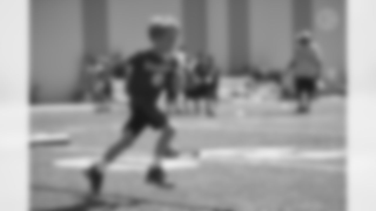 The Steelers host a 2021 Youth Football Camp at Highlands Sports Complex Monday, June 28, 2021 in Triadelphia, WV. (Caitlyn Epes / Pittsburgh Steelers)