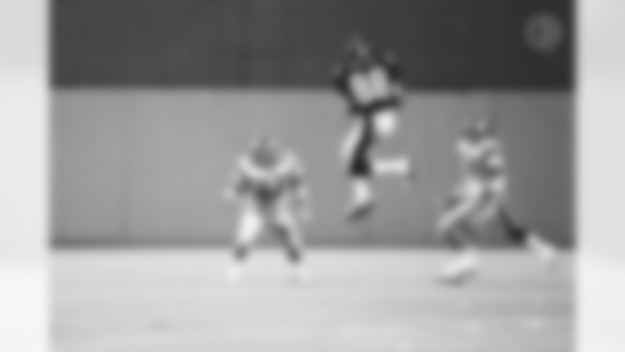 Lynn Swann was inducted into the Pro Football Hall of Fame in 2001