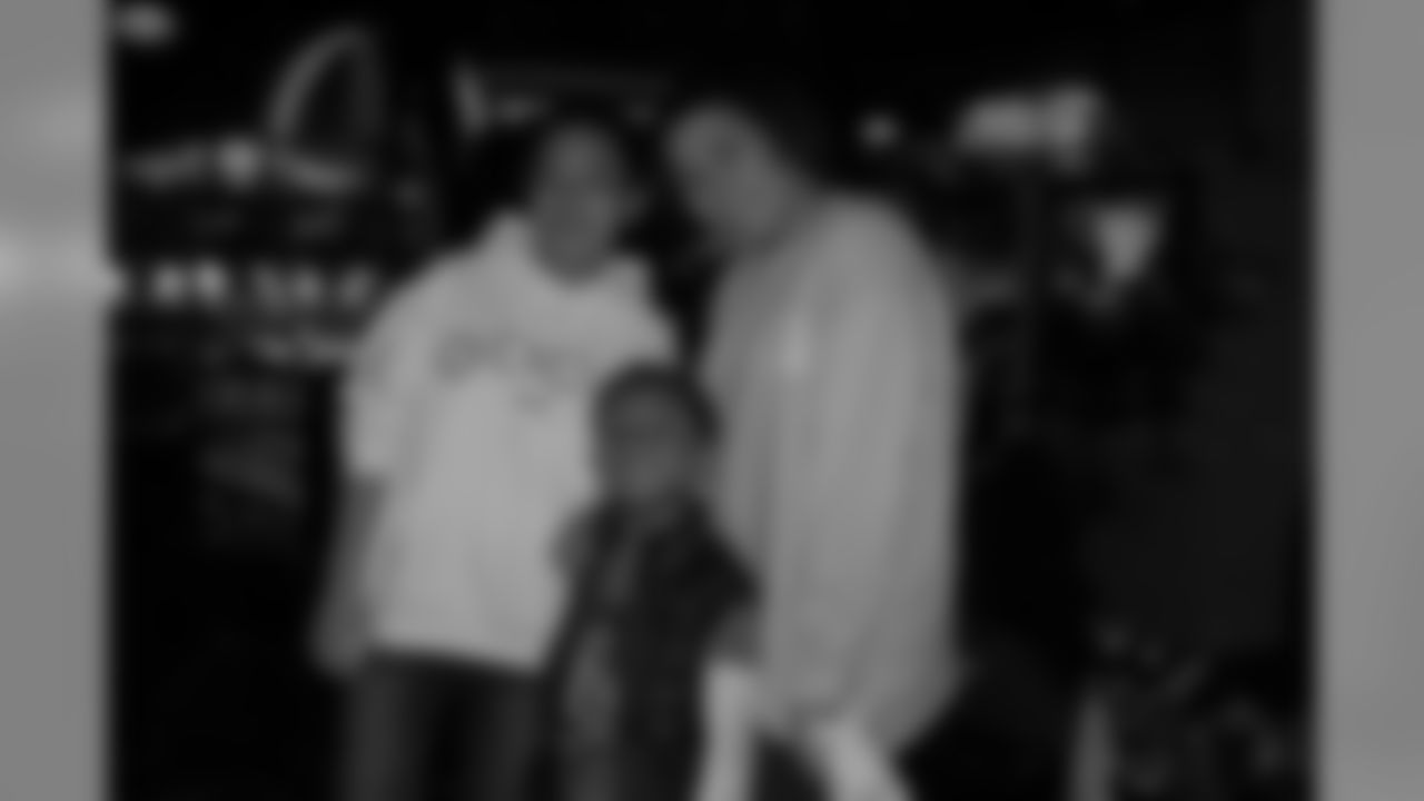 09_Hines_Ward_Helping_Hands