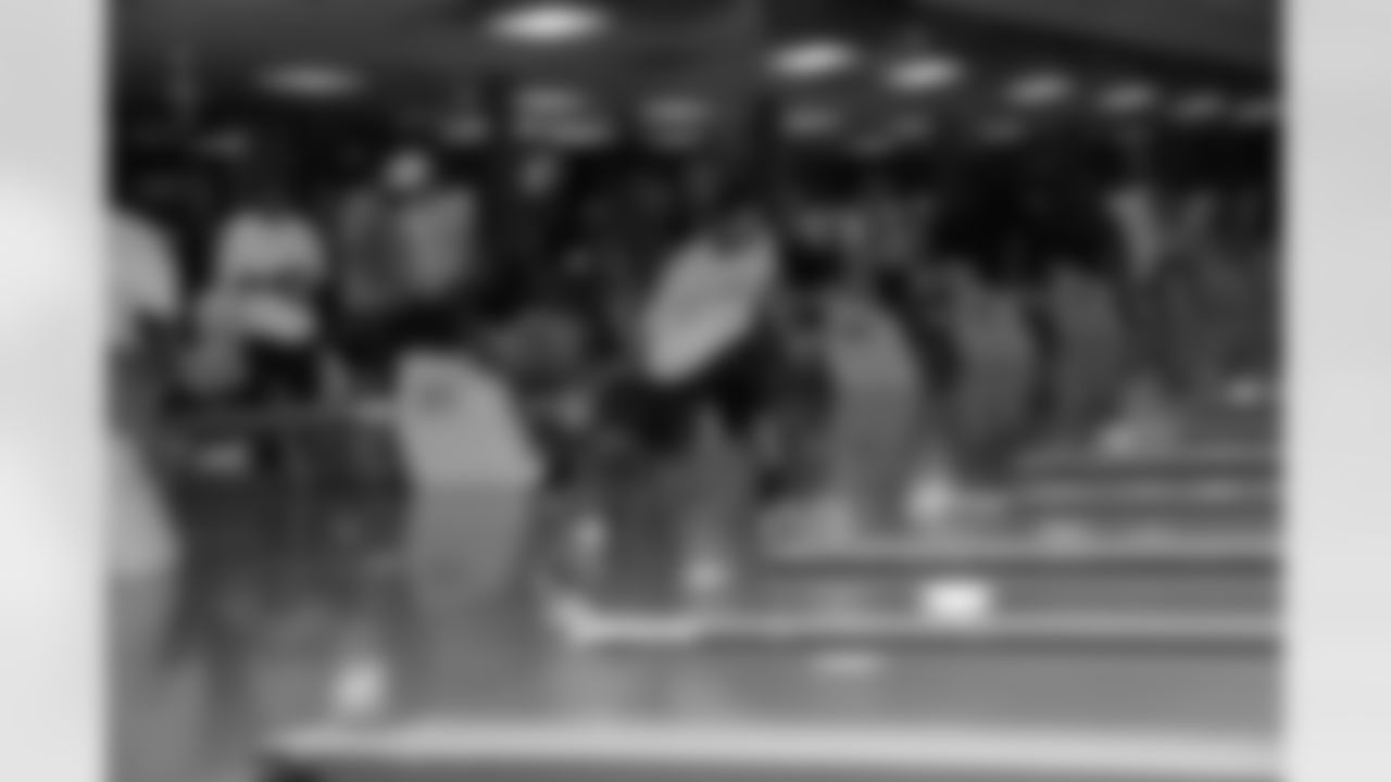 2010_steelers_team_bowling_001