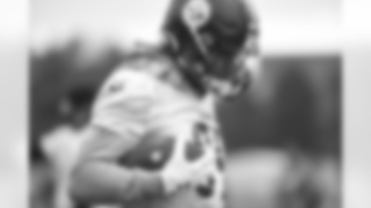 Pittsburgh Steelers tight end Vance McDonald (89) practices at the UPMC Rooney Sports Complex preparing for a Week 12 matchup against the Baltimore Ravens, Wednesday, Nov. 25, 2020 in Pittsburgh, PA. (Caitlyn Epes / Pittsburgh Steelers)