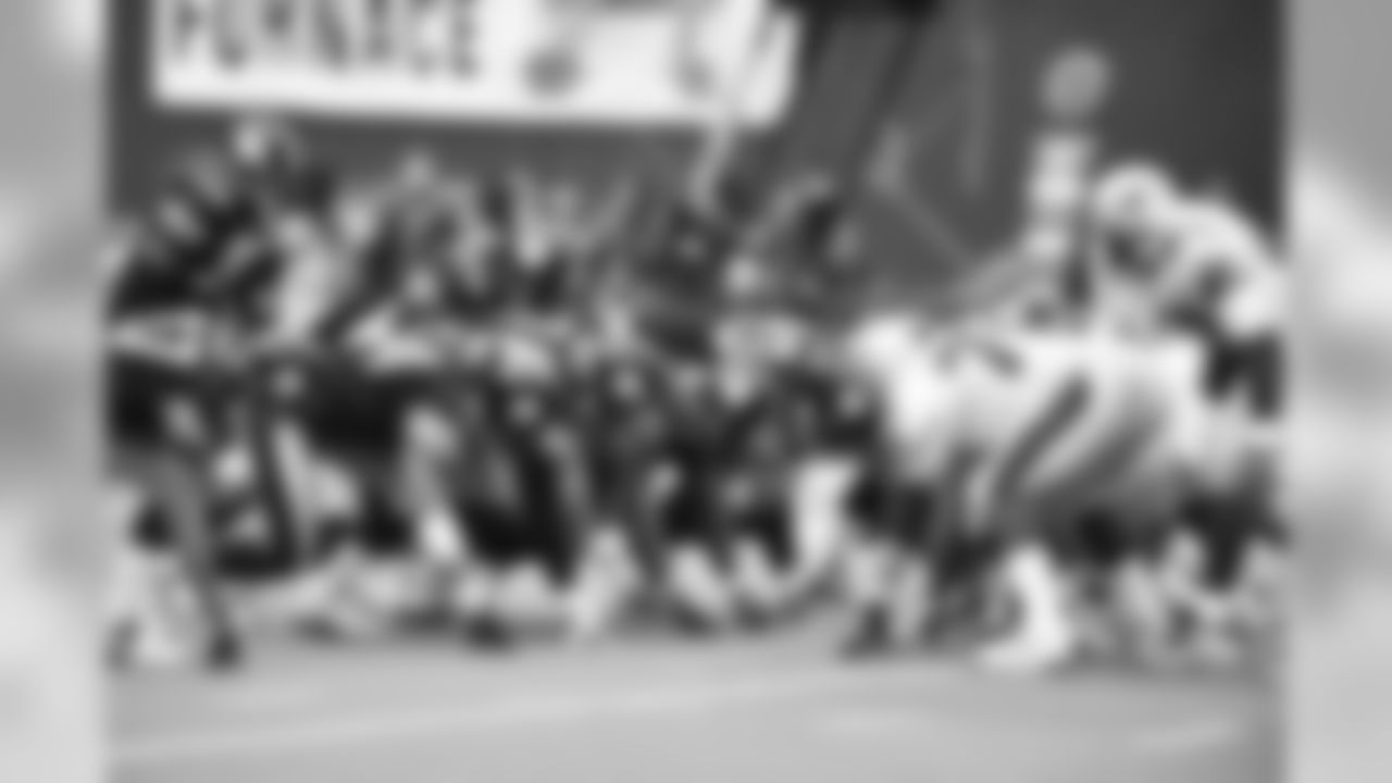 The Steelers defeated the Patriots 7-6 in an AFC Divisional playoff game on January 3, 1998.