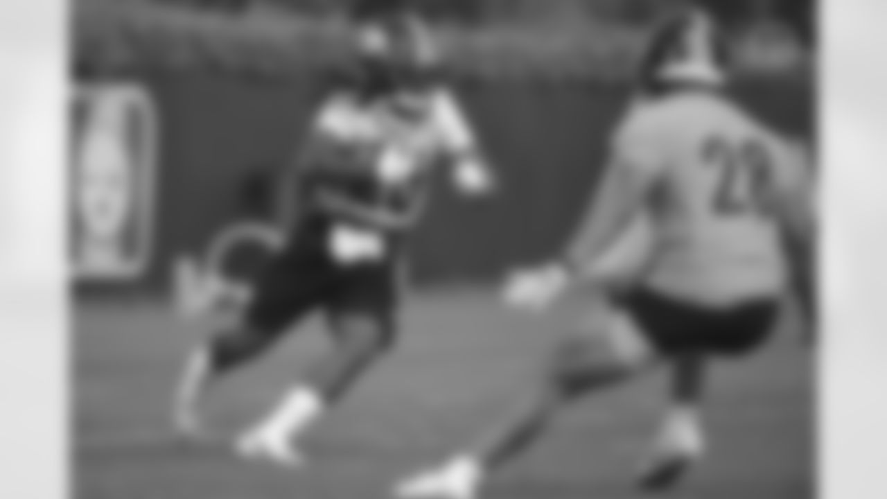 Pittsburgh Steelers running back Anthony McFarland Jr. (26) participates in the Organized Team Activities (OTAs), Wednesday May 26, 2021 at the UPMC Rooney Sports Complex. (Caitlyn Epes / Pittsburgh Steelers)