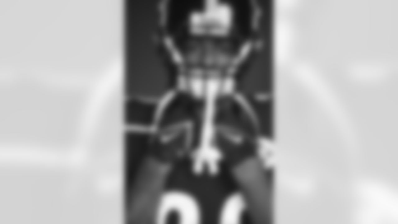 Pittsburgh Steelers running back Najee Harris (22)