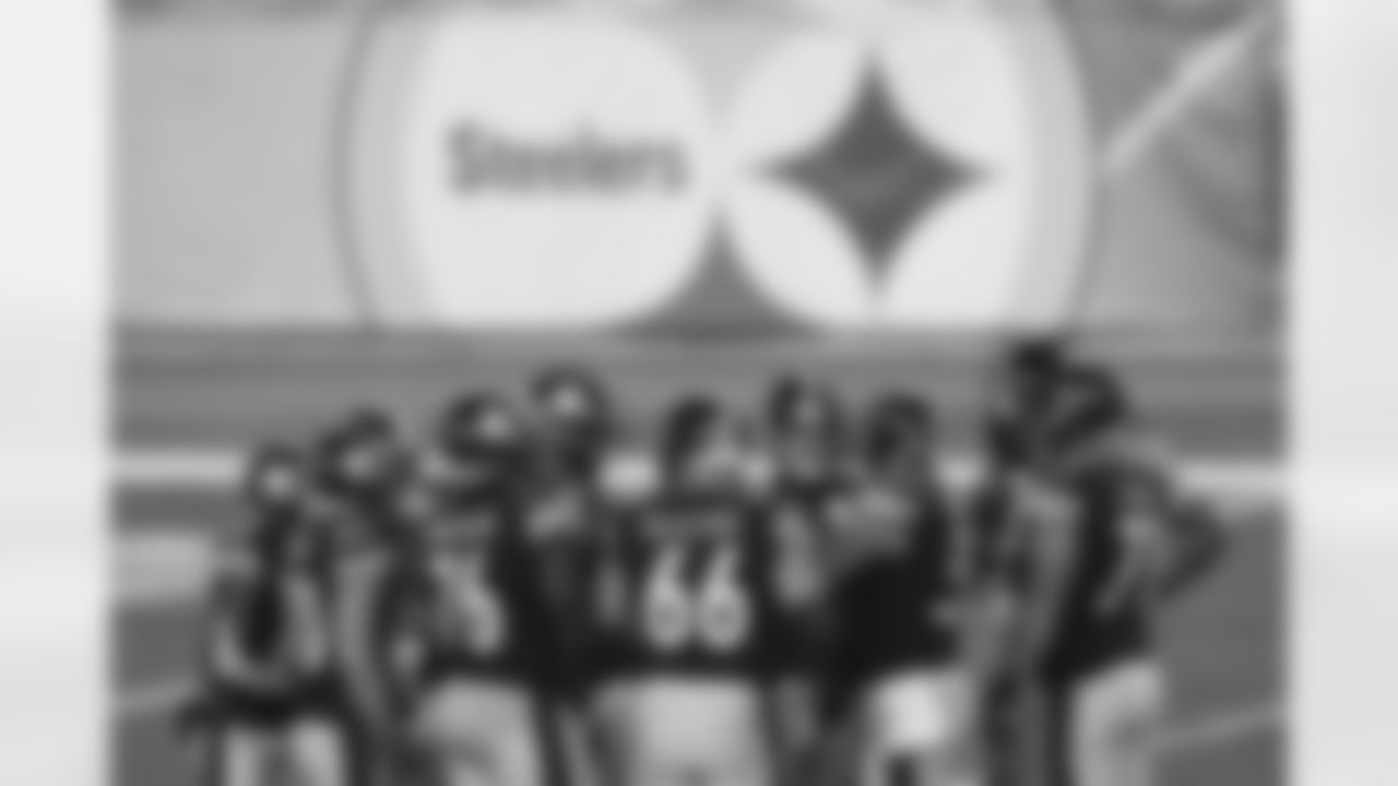 Pittsburgh Steelers offense huddles during a postseason Wild Card Round game between the Pittsburgh Steelers and the Cleveland Browns, Sunday, Jan. 10, 2021 in Pittsburgh, PA. (Jared Wickerham / Pittsburgh Steelers)