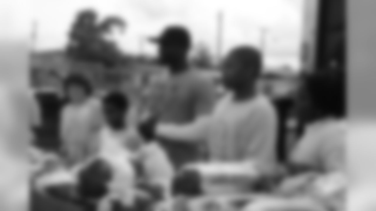 09_Holmes_Thanksgiving_TurkeyGiveaway