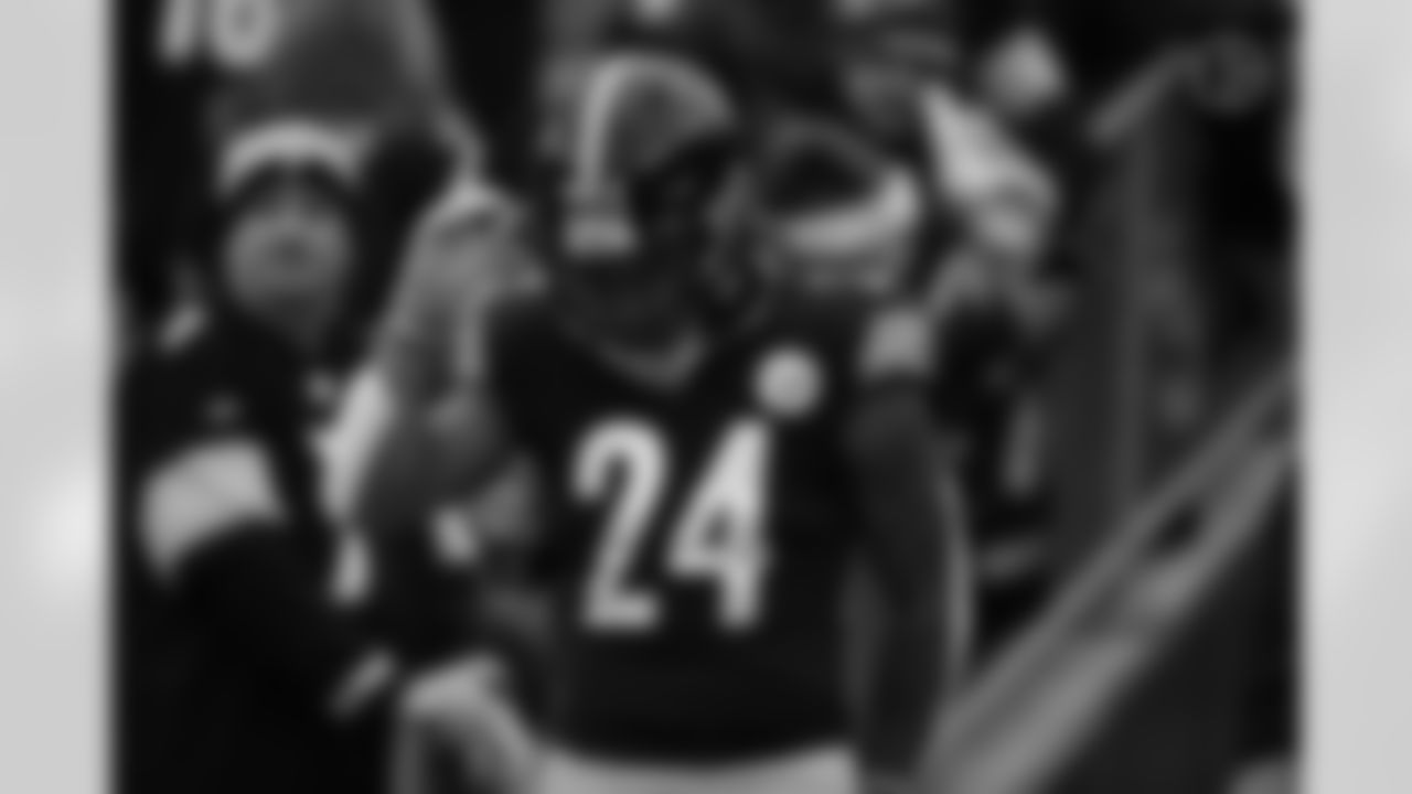 Pittsburgh Steelers running back Benny Snell Jr. (24) during a regular season game between the Pittsburgh Steelers and the Tennessee Titans, Monday, Dec. 19, 2022 in Pittsburgh, PA. (Karl Roser / Pittsburgh Steelers)