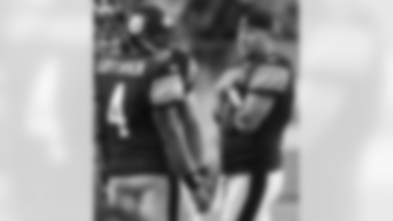 Pittsburgh Steelers quarterbacks Ben Roethlisberger, right, and Byron Leftwich (4) stand on the sidelines during a time-out in the first quarter of a preseason NFL football game against the Detroit Lions in Pittsburgh, Saturday, Aug. 14, 2010. (AP Photo/Gene J. Puskar)