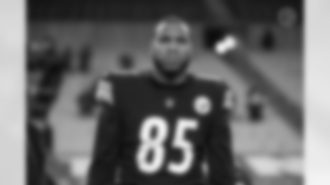 Pittsburgh Steelers tight end Eric Ebron (85) prior to a postseason Wild Card Round game between the Pittsburgh Steelers and the Cleveland Browns, Sunday, Jan. 10, 2021 in Pittsburgh, PA. The Browns defeated the Steelers 48-37. (Karl Roser / Pittsburgh Steelers)