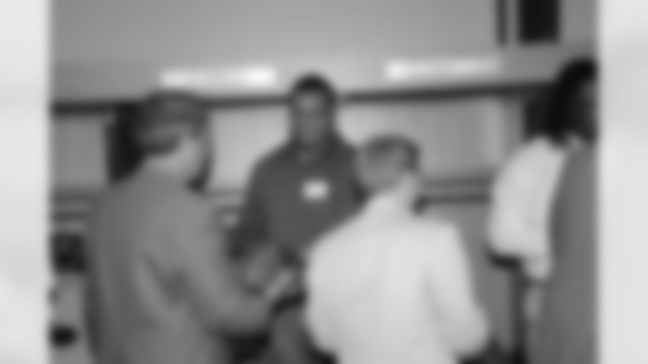 2010_steelers_rookie_lunch_002