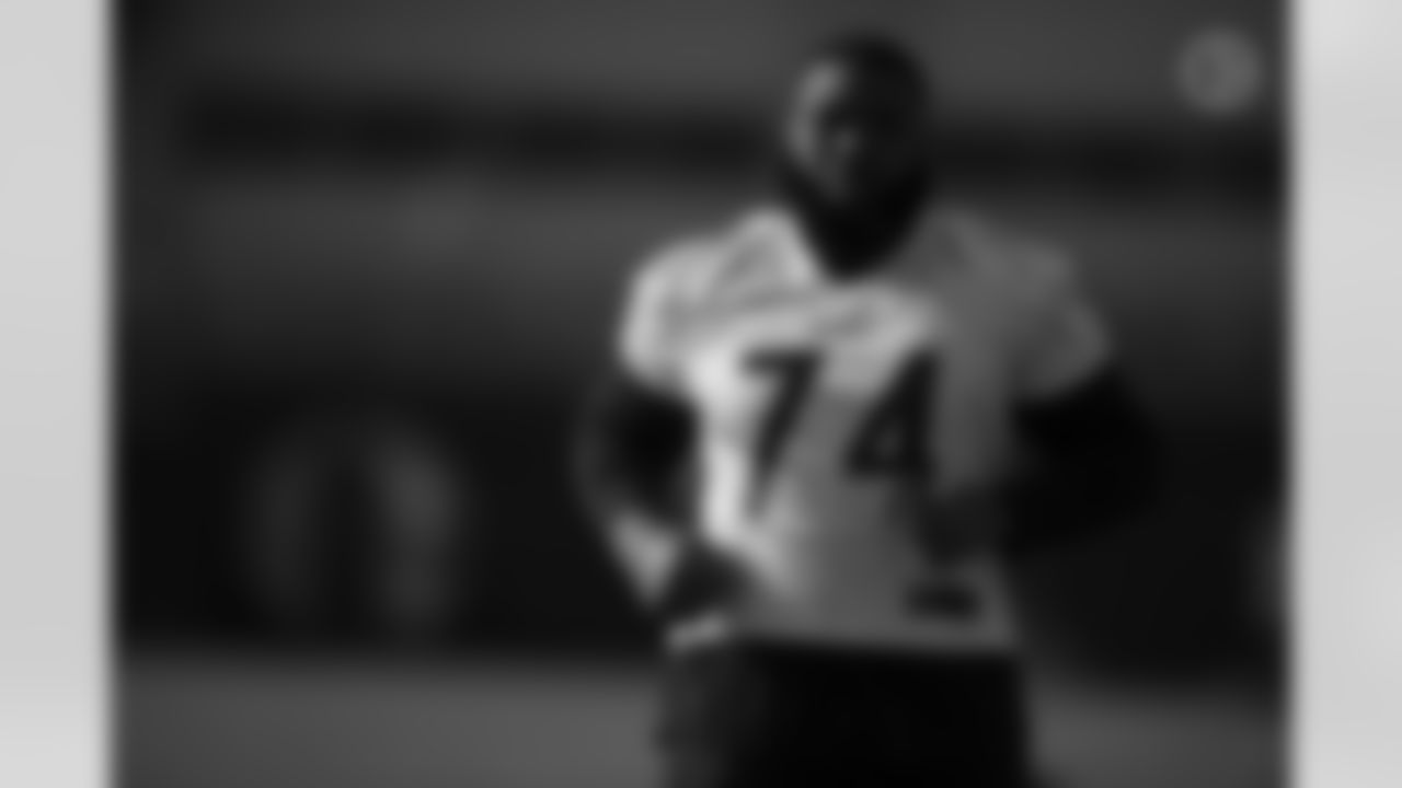 Pittsburgh Steelers offensive tackle Chaz Green (74) during practice at the UPMC Rooney Sports Complex preparing for a Week 18 matchup against the Baltimore Ravens, Wednesday, Jan. 5, 2022 in Pittsburgh, PA. (Karl Roser / Pittsburgh Steelers)