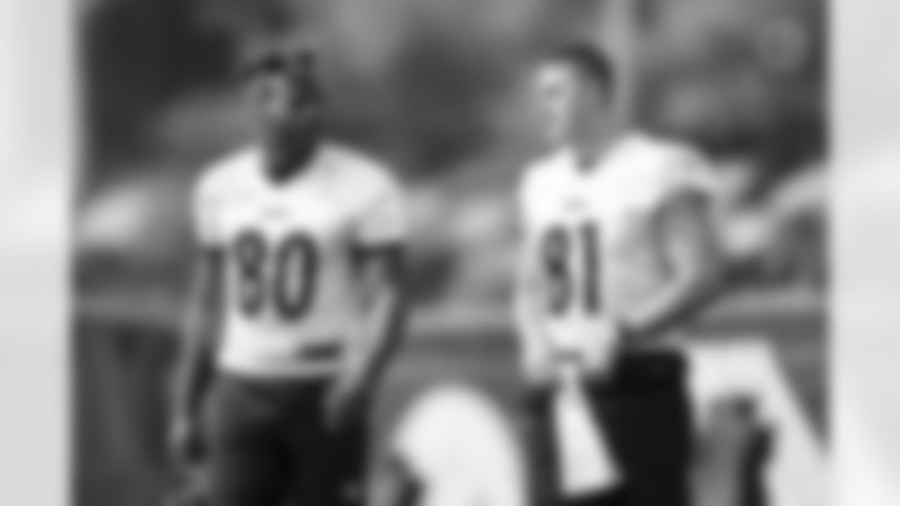 Pittsburgh Steelers tight end Darnell Washington (80) and Pittsburgh Steelers tight end Zach Gentry (81) participate in the Organized Team Activities (OTAs), Tuesday May 23, 2023 at the UPMC Rooney Sports Complex. (Abigail Dean / Pittsburgh Steelers)