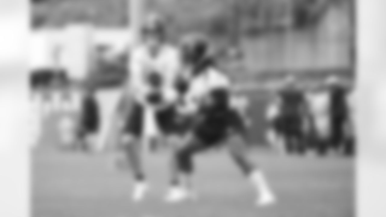 Pittsburgh Steelers quarterback Kenny Pickett (8) and Pittsburgh Steelers running back Anthony McFarland Jr. (26) participate in the Organized Team Activities (OTAs), Thursday June 2, 2022 at the UPMC Rooney Sports Complex. (Abigail Dean / Pittsburgh Steelers)