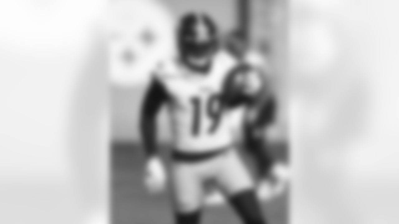 Pittsburgh Steelers wide receiver JuJu Smith-Schuster (19) during practice at the UPMC Rooney Sports Complex preparing for a Week 5 matchup against the Denver Broncos, Friday, Oct. 8, 2021 in Pittsburgh, PA. (Karl Roser / Pittsburgh Steelers)