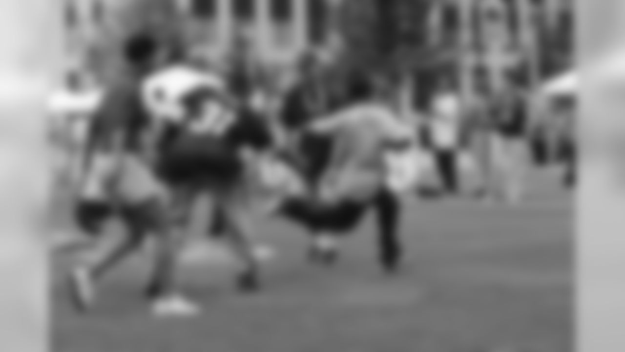 09_NFL_Clinic_Fans