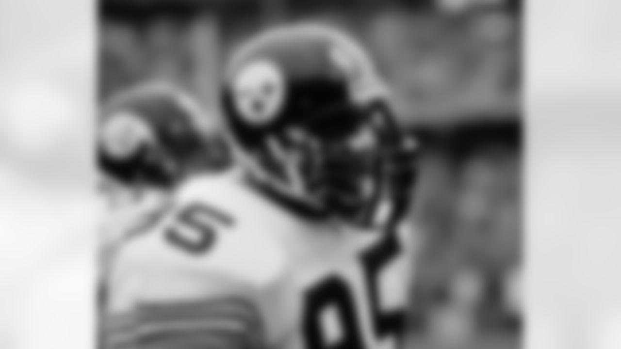 Action shot of linebacker Greg Lloyd #95 during his time with the Pittsburgh Steelers.