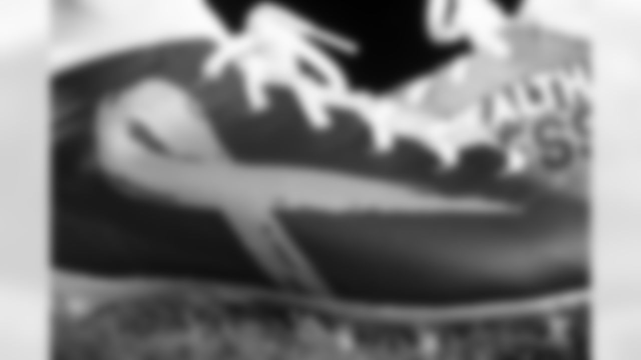 Pittsburgh Steelers running back Trey Edmunds (33) will showcase his custom cleats supporting mental health awareness during Week 13. Artist: Vinnie Candelore (Caitlyn Epes / Pittsburgh Steelers)