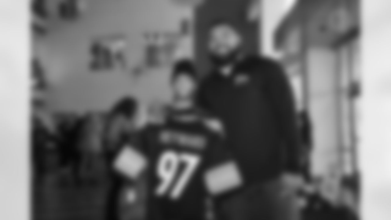 Pittsburgh Steelers defensive tackle Cameron Heyward (97) serving the Pittsburgh community.