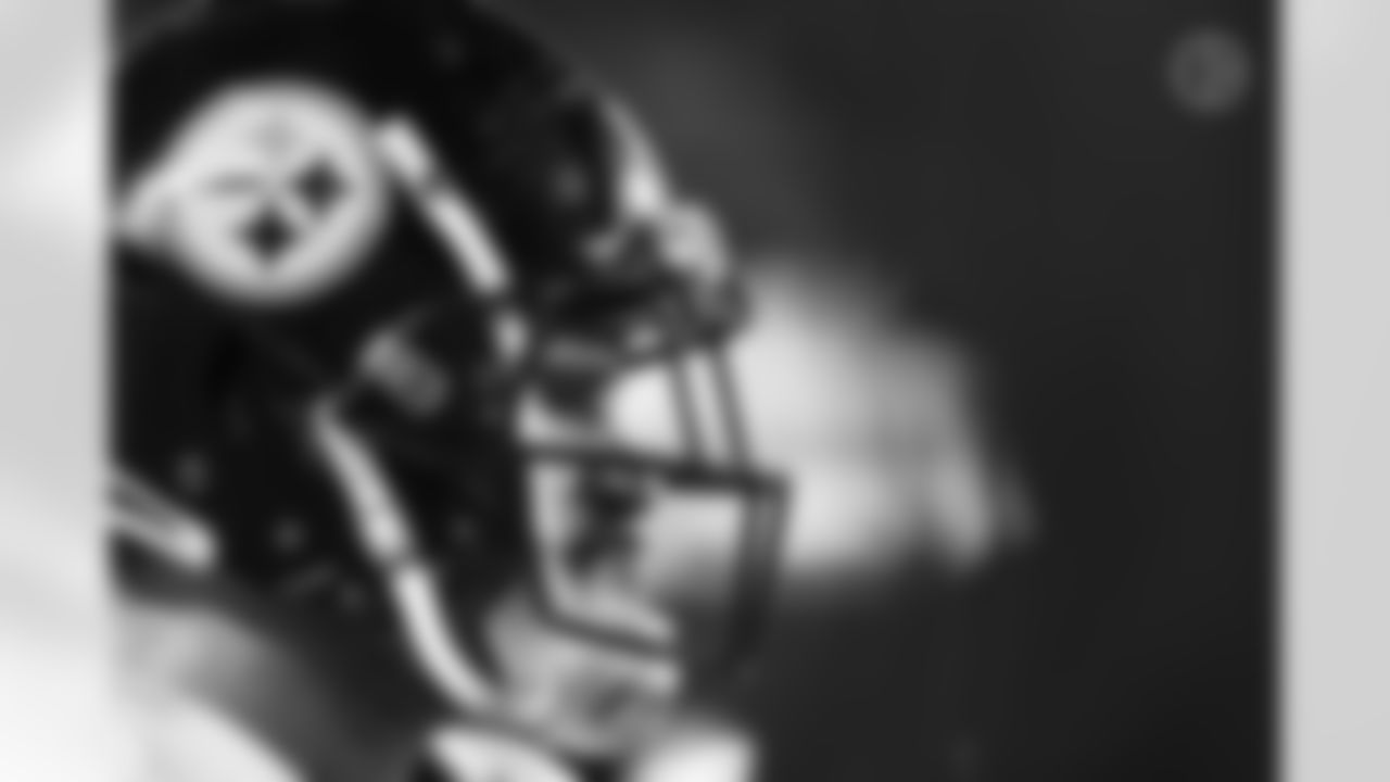 Pittsburgh Steelers linebacker T.J. Watt (90) during a postseason Wild Card Round game between the Pittsburgh Steelers and the Kansas City Chiefs, Sunday, Jan. 16, 2022 in Kansas City, MO. The Steelers lost to the Chiefs 21-42. (Caitlyn Epes / Pittsburgh Steelers)