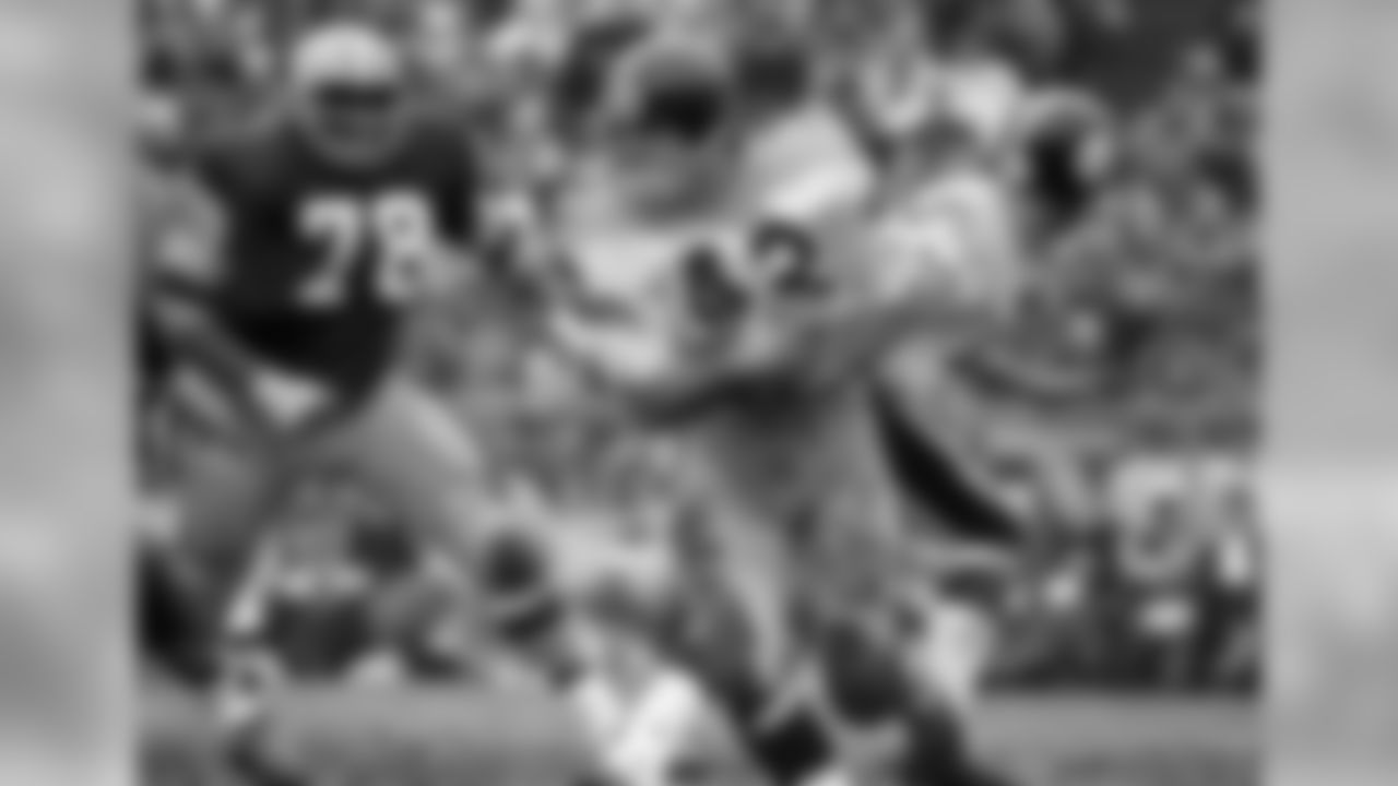 Pittsburgh Steeler running back Dick Hoak runs with the ball during a game against the Green Bay Packers on December 17th 1967. The Steelers defeated the Packers 24-17.