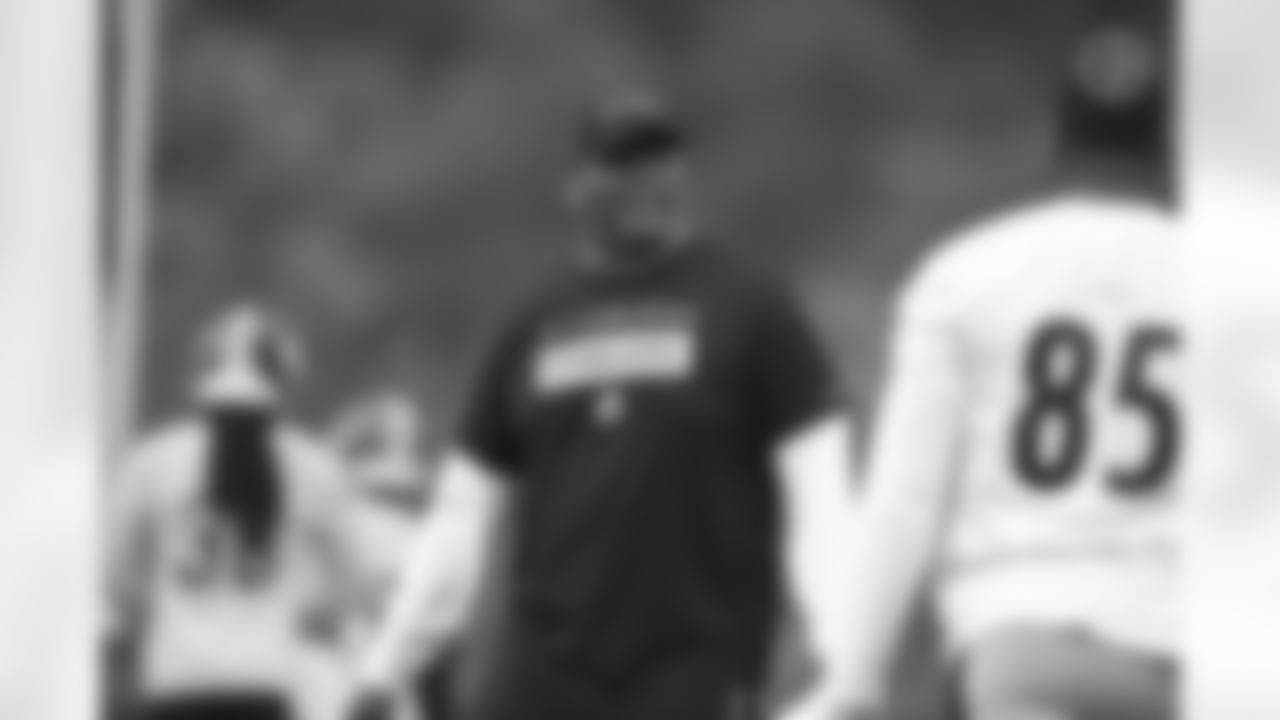 Pittsburgh Steelers Tight End Coach Alfredo Roberts participates in the Organized Team Activities (OTAs), Wednesday June 2, 2021 at the UPMC Rooney Sports Complex. (Karl Roser / Pittsburgh Steelers)