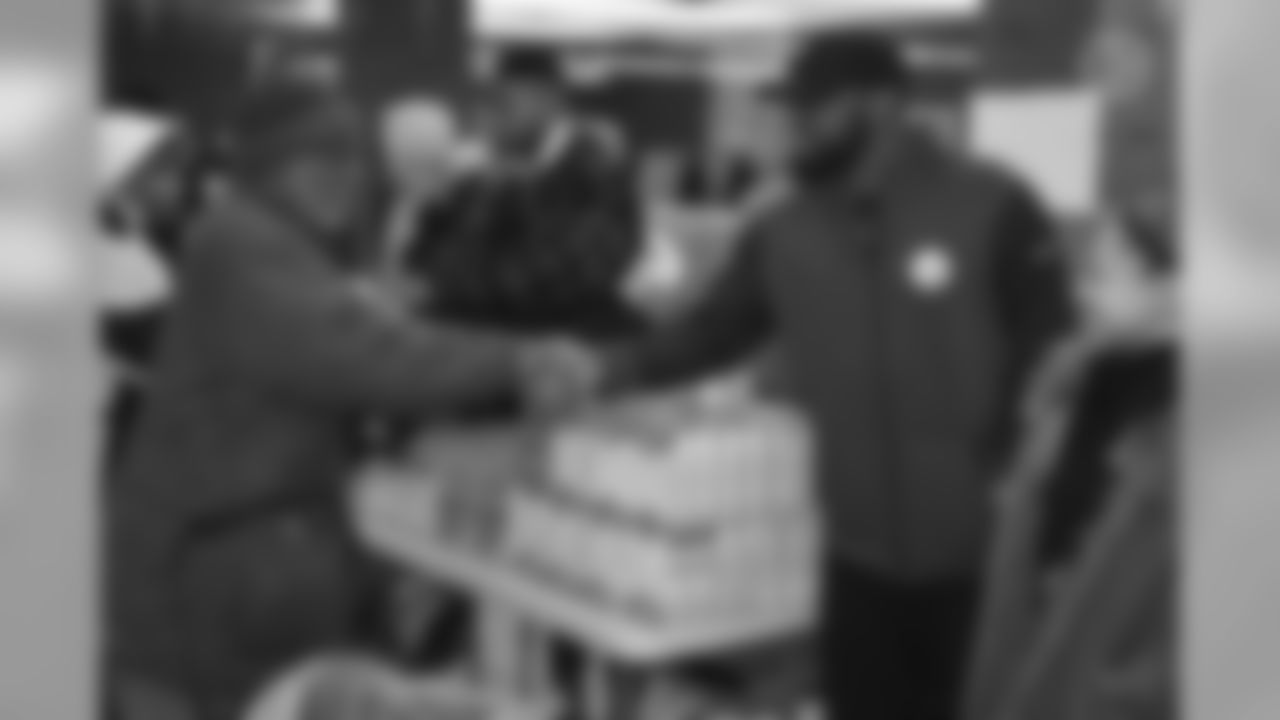 Pittsburgh Steelers Head Coach Mike Tomlin provided food for families through the Greater Pittsburgh Food Bank.