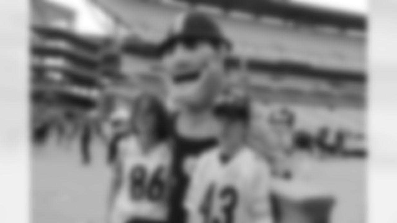 08_DraftDay_HeinzField_dh_377