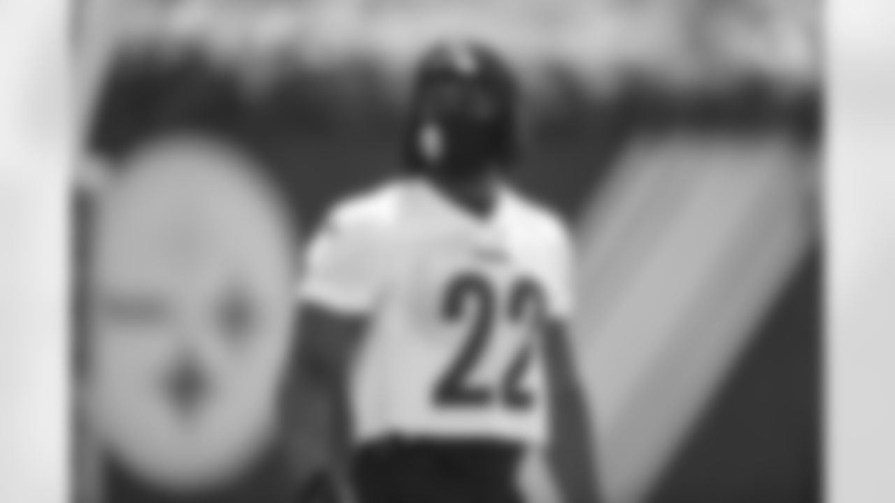 Pittsburgh Steelers running back Najee Harris (22) practices at the UPMC Rooney Sports Complex during rookie minicamp, Friday, May 14, 2021 in Pittsburgh, PA. (Karl Roser / Pittsburgh Steelers)