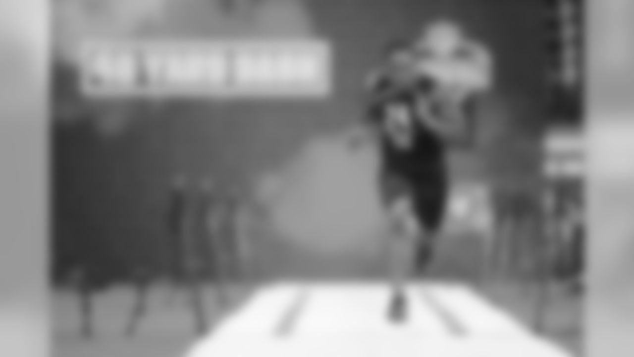 Kentucky running back Benny Snell Jr. runs the 40-yard dash at the NFL football scouting combine in Indianapolis, Friday, March 1, 2019. (AP Photo/Michael Conroy)