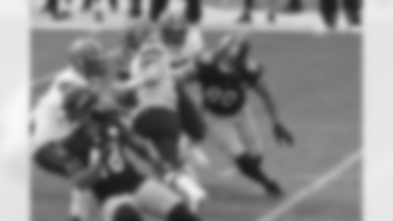 Pittsburgh Steelers linebacker T.J. Watt (90) during a regular season game between the Pittsburgh Steelers and the Cleveland Browns, Sunday, Oct. 18, 2020 in Pittsburgh, PA. (Caitlyn Epes / Pittsburgh Steelers)