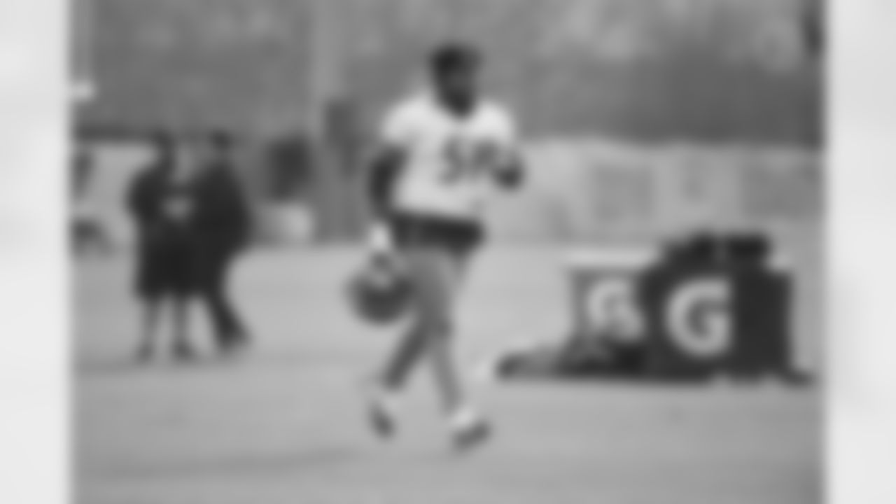 Pittsburgh Steelers guard Trai Turner (51) during practice at the UPMC Rooney Sports Complex preparing for a Week 15 matchup against the Tennessee Titans, Friday, Dec. 17, 2021 in Pittsburgh, PA. (Caitlyn Epes / Pittsburgh Steelers)