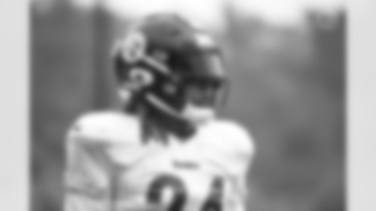 Pittsburgh Steelers running back Benny Snell Jr. (24) during practice at the UPMC Rooney Sports Complex preparing for a Week 6 matchup against the Seattle Seahawks, Wednesday, Oct. 13, 2021 in Pittsburgh, PA. (Caitlyn Epes / Pittsburgh Steelers)