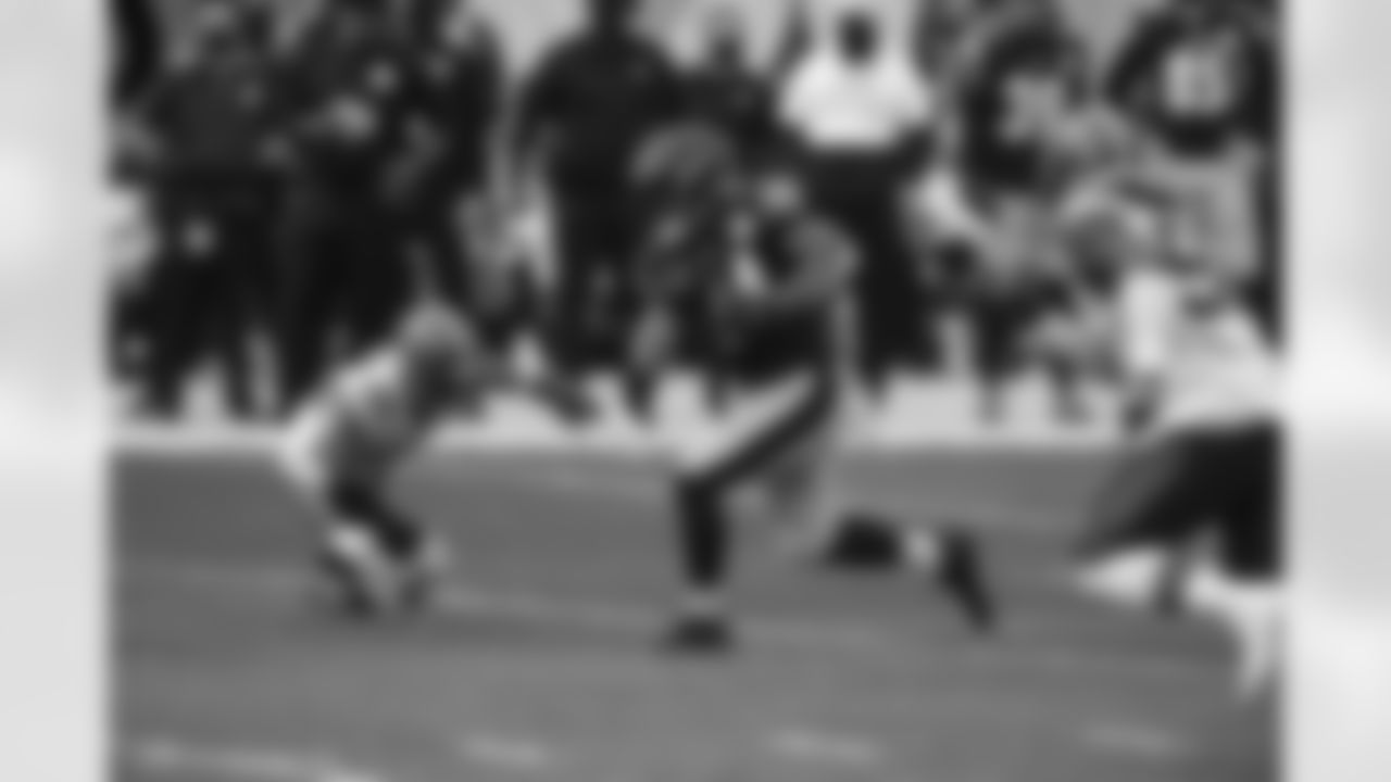 Pittsburgh Steelers running back Benny Snell Jr. (24) runs the ball during a regular season game between the Pittsburgh Steelers and the Cleveland Browns, Sunday, Oct. 18, 2020 in Pittsburgh, PA. The Steelers beat the Browns 38-7. (Caitlyn Epes / Pittsburgh Steelers)