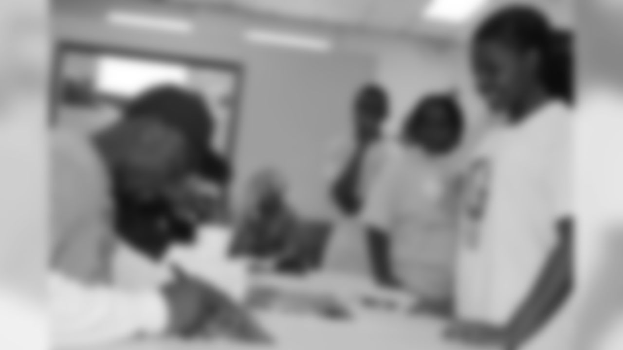 09_Holmes_Thanksgiving_TurkeyGiveaway
