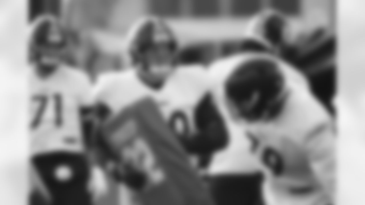 Pittsburgh Steelers center J.C. Hassenauer (60) during practice at the UPMC Rooney Sports Complex preparing for a Week 15 matchup against the Tennessee Titans, Friday, Dec. 17, 2021 in Pittsburgh, PA. (Caitlyn Epes / Pittsburgh Steelers)