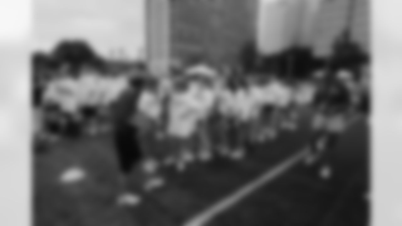09_NFL_Clinic_Fans