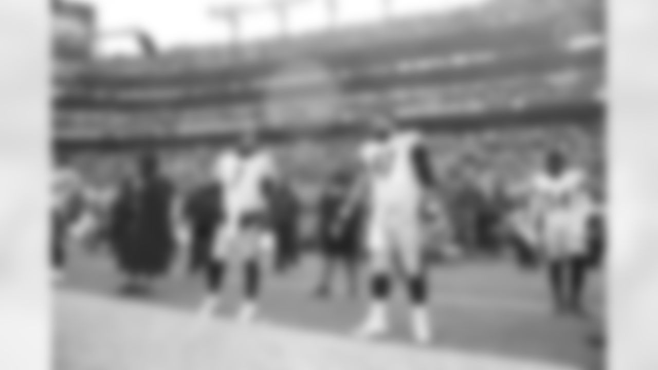 Pittsburgh Steelers quarterback Ben Roethlisberger (7) and Pittsburgh Steelers defensive tackle Cameron Heyward (97) during a regular season game between the Pittsburgh Steelers and the Baltimore Ravens, Sunday, Jan. 9, 2022 in Baltimore, MD. (Jared Wickerham / Pittsburgh Steelers)